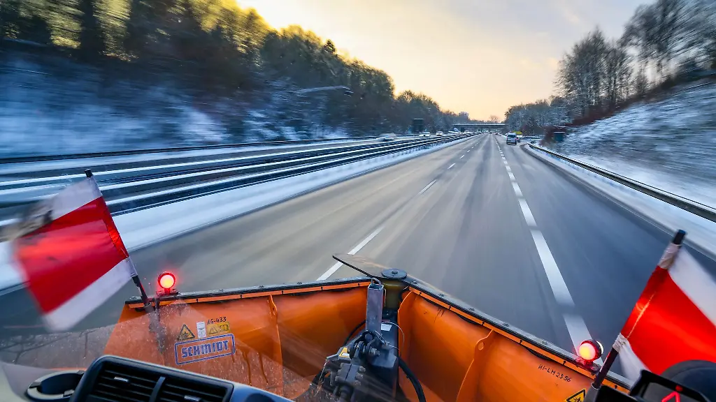 Raeum-und-Streufahrzeuge-besitzen-im-Winter-Sonderrechte-Autofahrer-sollten-ausreichend-Abstand-halten-und-vorsichtig-fahren