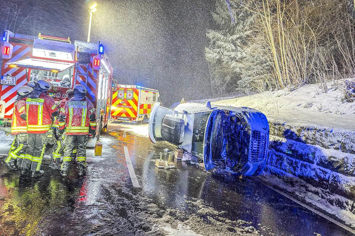 Einsatzkraefte-sind-auf-der-Landesstrasse-108-zwischen-Hornberg-in-Richtung-Schramberg-im-Einsatz-Ein-Auto-liegt-nach-einem-Unfall-auf-der-Seite-Ein-Wintereinbruch-hat-den-Schwarzwald-fest-im-Griff-Schnee-und-Glaette-sorgen-fuer-Verkehrsprobleme
