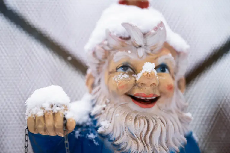 05-01-2026-Wintereinbruch-in-Westdeutschland-Ein-Gartenzwerg-ist-mit-Schnee-bedeckt