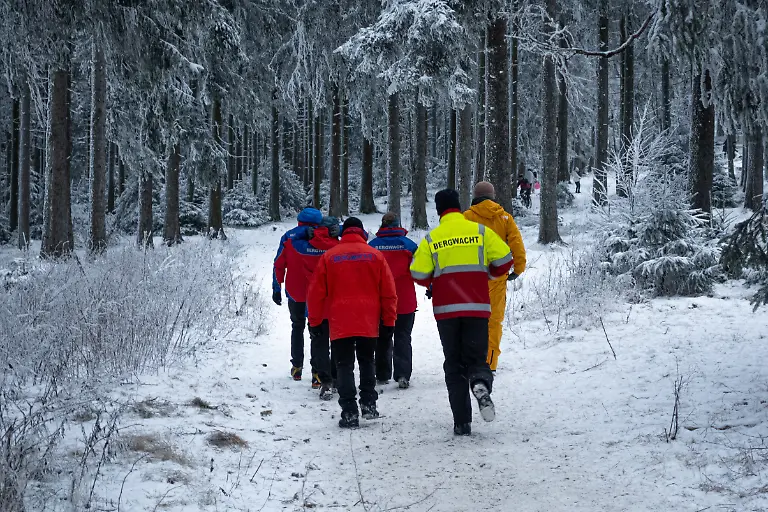 Da-es-bei-den-Aktivitaeten-der-vielen-Besucher-am-Grossen-Feldberg-im-Taunus-Hessen-immer-wieder-zu-Unfaellen-kommt-ist-die-Bergwacht-haeufig-im-Einsatz