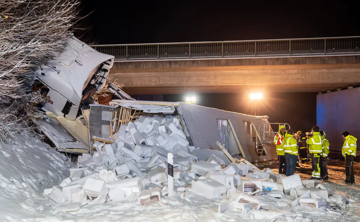 Die-Ladung-eines-Lastwagens-liegt-nach-einem-Unfall-auf-der-Autobahn-93-A93-neben-der-Fahrbahn-im-Schnee