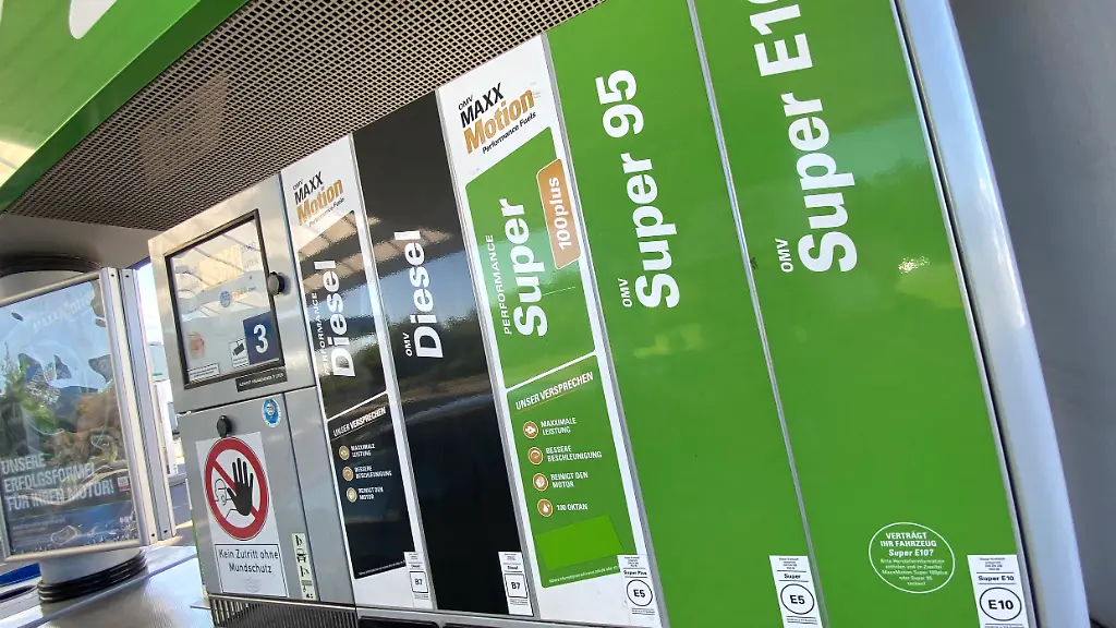 Zapfsaeule-mit-den-verschiedenen-Treibstoffen