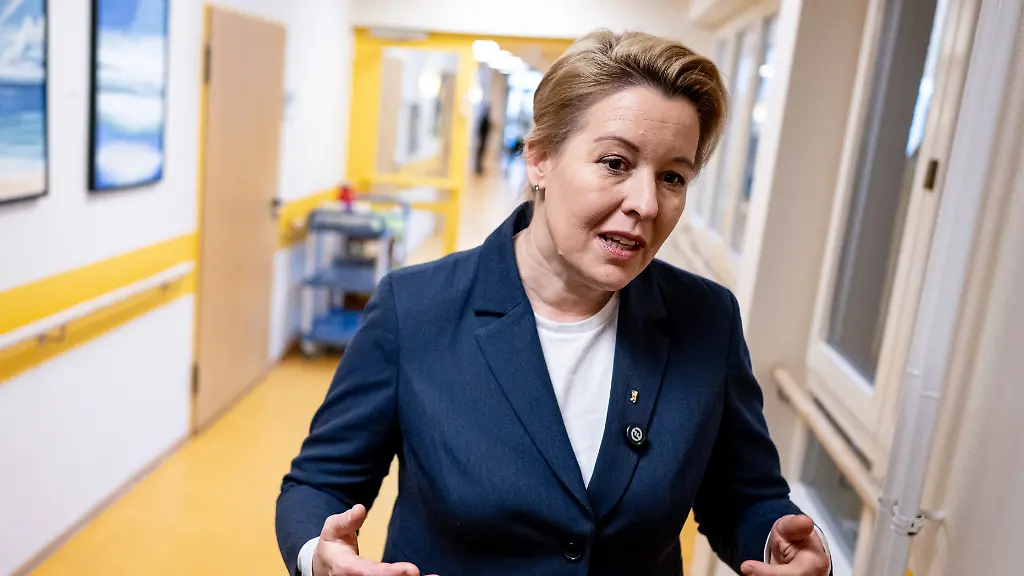 Franziska-Giffey-SPD-Berliner-Senatorin-fuer-Wirtschaft-Energie-und-Betriebe-steht-im-Seniorenheim-Mathildenhof-nach-Wiederanlaufen-der-Stromversorgung-Nach-dem-tagelangen-grossflaechigen-Stromausfall-im-Berliner-Suedwesten-ist-die-Energieversorgung-fuer-das-betroffene-Gebiet-am-Mittwoch-wieder-angelaufen