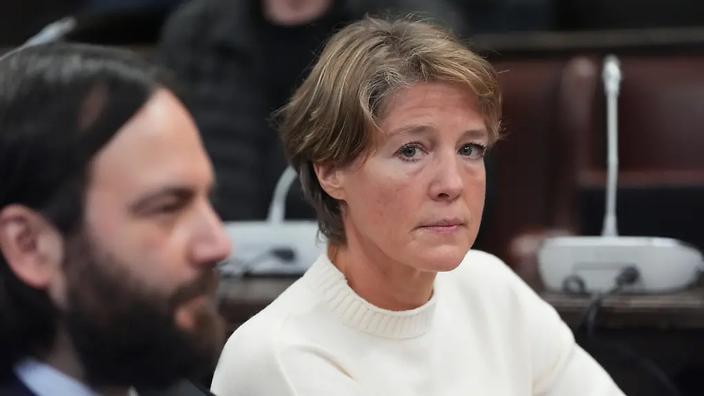 08-01-2026-Hamburg-Christina-Block-r-deutsche-Gastronomin-und-Unternehmerin-und-Anwalt-Ingo-Bott-Verteidiger-von-Block-sitzen-im-Gerichtssaal-zu-Beginn-des-Verhandlungstags-im-Prozess-wegen-mutmasslicher-Kindesentfuehrung-im-Landgericht-Hamburg-In-einer-Nacht-und-Nebel-Aktion-wurden-in-der-Silvesternacht-2023-24-zwei-Kinder-der-Gastronomie-Unternehmerin-Block-von-Daenemark-nach-Deutschland-gebracht-Wegen-der-mutmasslichen-Entfuehrung-findet-am-Landgericht-Hamburg-der-Prozess-statt-unter-anderem-gegen-Block