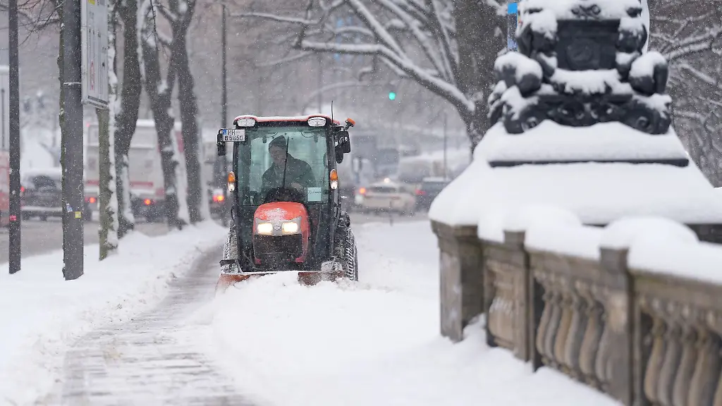 Die-Schneemassen-tuermen-sich-auch-in-der-Hamburger-Innenstadt-so-hoch-wie-seit-15-Jahren-nicht-mehr
