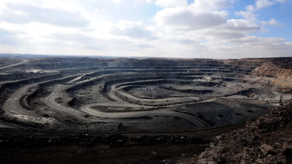 101029-BAOTOU-Oct-29-2010-Xinhua-Photo-taken-on-Oct-27-2010-shows-a-mine-pit-in-Bayan-Obo-north-China-s-Inner-Mongolia-Autonomous-Region-Oct-27-2010