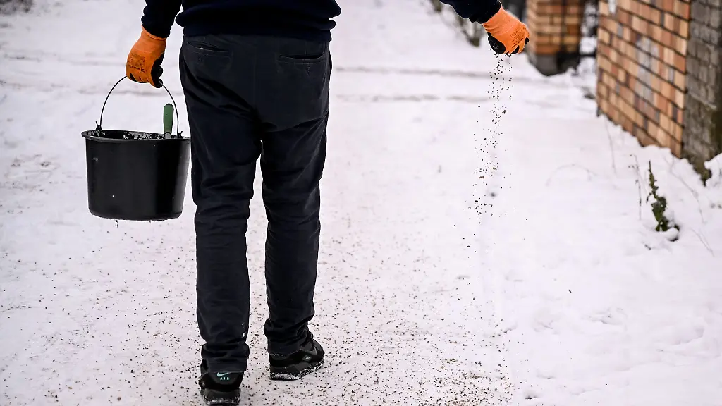 Der-DWD-warnt-vor-starkem-Schneefall-und-Schneeverwehungen-am-Freitag