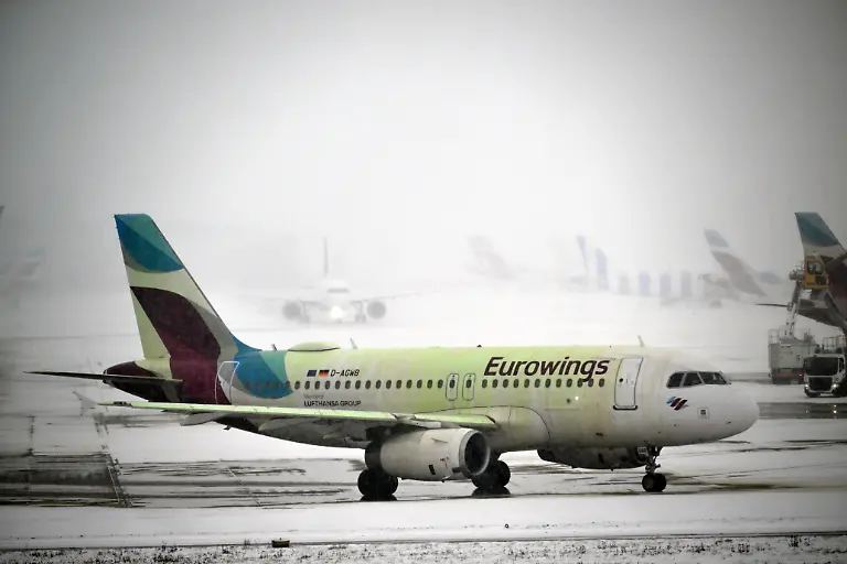 Flugzeuge-rolle-auf-dem-Flughafen-durch-den-Schneefall-zum-Start-In-Nordrhein-Westfalen-kuendigt-sich-neuer-Schnee-an-Von-Westen-nach-Osten-sollen-heute-nach-Prognose-des-Deutschen-Wetterdienstes-DWD-Schneefaelle-ueber-das-Land-hinweg-ziehen-Dabei-koenne-es-bis-zum-Abend-verbreitet-Neuschnee-mit-ein-bis-fuenf-Zentimetern-in-manchen-Lagen-auch-bis-zu-zehn-Zentimetern-geben-Es-bleibt-kalt-und-frostig-bei-Temperaturen-bis-zu-minus-5-Grad