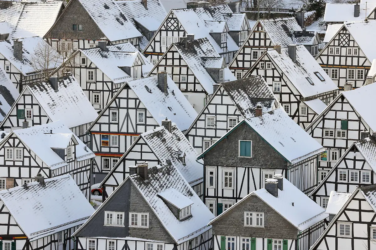 Winterlicher-Historischer-Stadtkern-Es-liegt-Schnee-in-der-Altstadt-von-Freudenberg-in-Nordrhein-Westfalen-Blick-auf-die-eingeschneite-Historische-Altstadt-von-Freudenberg-mit-ihren-Fachwerkhaeusern-Fachwerkhaeusern-Winter-im-Siegerland-am-07-01-2026-in-Freudenberg-Deutschland