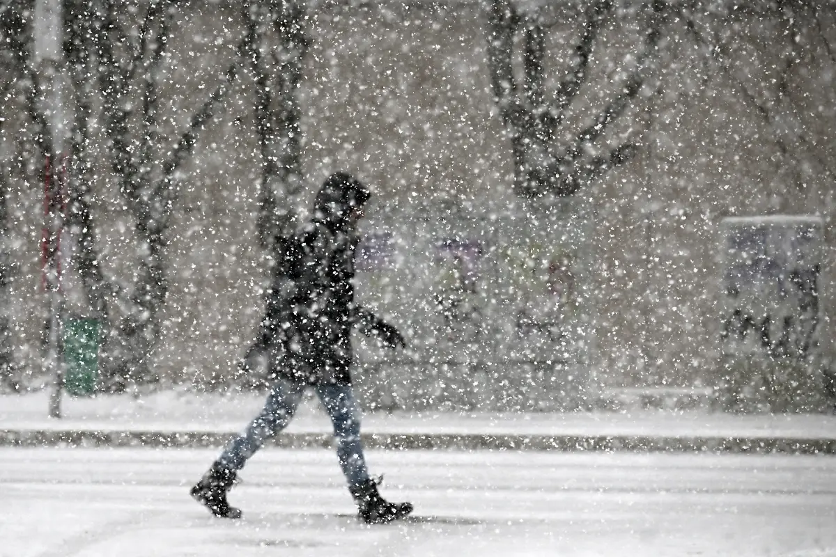 Ein-Fussgaenger-geht-durch-den-Schnee-In-Nordrhein-Westfalen-kuendigt-sich-neuer-Schnee-an-Von-Westen-nach-Osten-sollen-heute-nach-Prognose-des-Deutschen-Wetterdienstes-DWD-Schneefaelle-ueber-das-Land-hinweg-ziehen-Dabei-koenne-es-bis-zum-Abend-verbreitet-Neuschnee-mit-ein-bis-fuenf-Zentimetern-in-manchen-Lagen-auch-bis-zu-zehn-Zentimetern-geben-Es-bleibt-kalt-und-frostig-bei-Temperaturen-bis-zu-minus-5-Grad