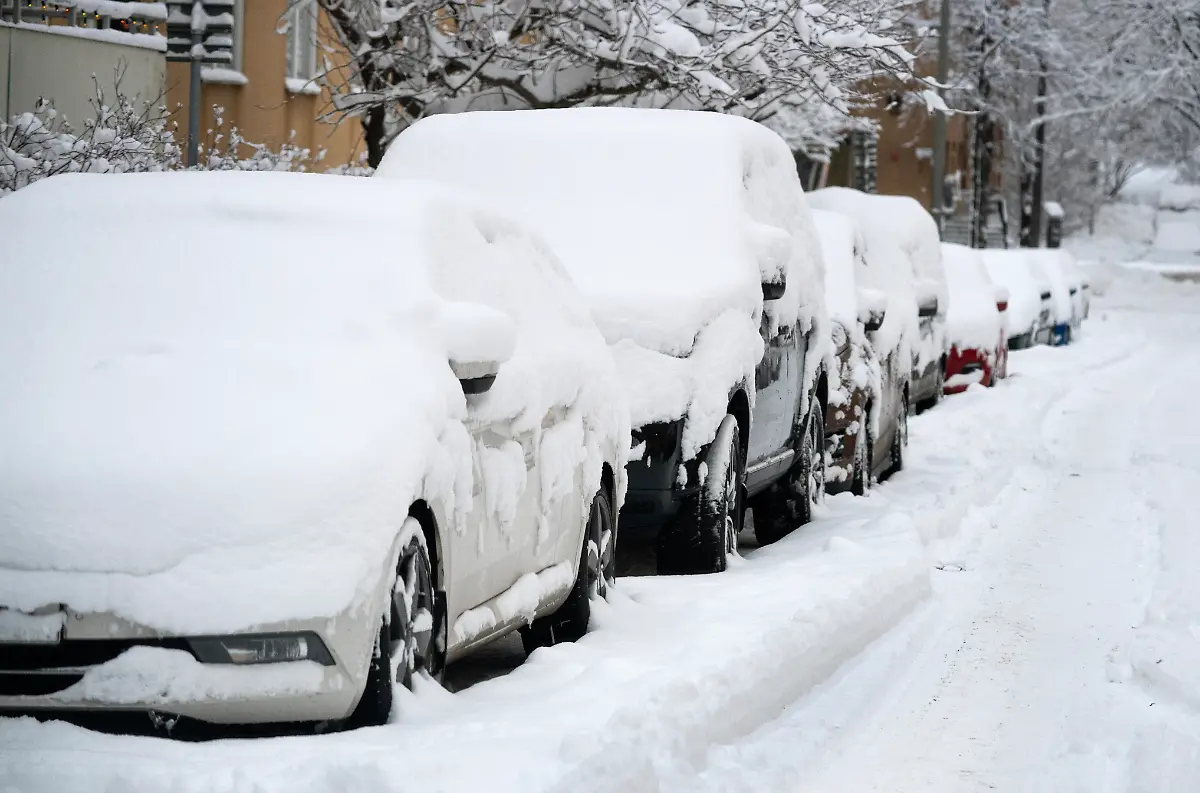 STOCKHOLM-20260107-Oeversoenade-bilar-under-snoevaeder-i-Stockholm