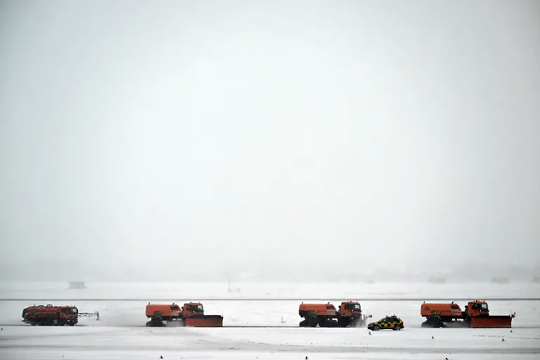Schneepfluege-reinigen-die-Wege-auf-dem-Flughafen-In-Nordrhein-Westfalen-kuendigt-sich-neuer-Schnee-an-Von-Westen-nach-Osten-sollen-heute-nach-Prognose-des-Deutschen-Wetterdienstes-DWD-Schneefaelle-ueber-das-Land-hinweg-ziehen-Dabei-koenne-es-bis-zum-Abend-verbreitet-Neuschnee-mit-ein-bis-fuenf-Zentimetern-in-manchen-Lagen-auch-bis-zu-zehn-Zentimetern-geben-Es-bleibt-kalt-und-frostig-bei-Temperaturen-bis-zu-minus-5-Grad