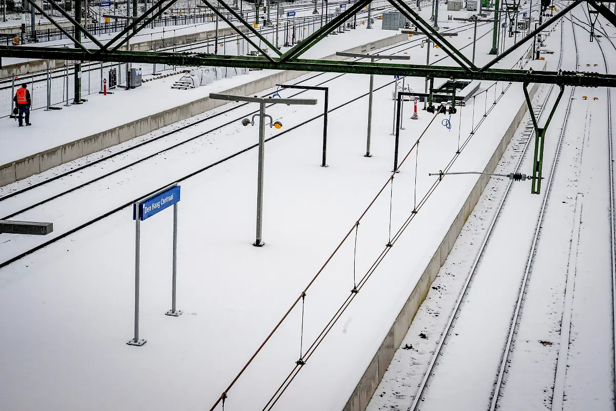 THE-HAGUE-Pedestrians-during-Code-Orange-Code-orange-is-in-effect-nationwide-for-snow-and-icy-conditions