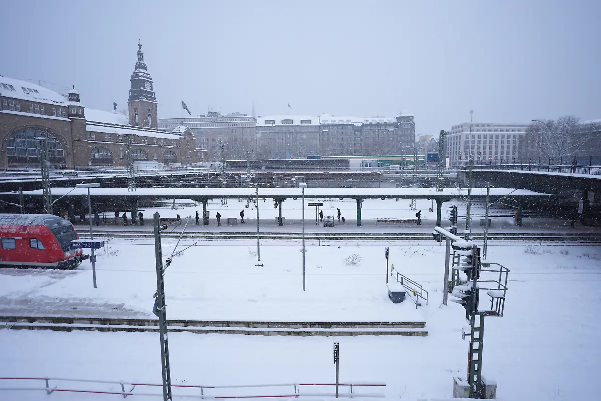 Schneebedeckt-sind-die-Bahnsteige-und-Gleise-im-Hamburger-Hauptbahnhof
