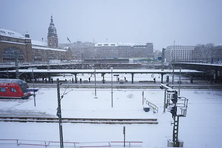 Schneebedeckt-sind-die-Bahnsteige-und-Gleise-im-Hamburger-Hauptbahnhof