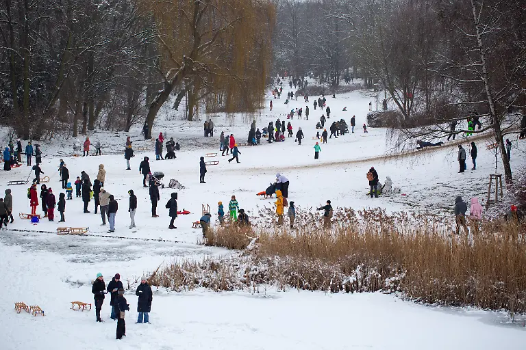 3-01-2026-Berlin-Berliner-und-Berlinerinnen-geniessen-das-winterliche-Wetter-im-Rudolph-Wilde-Park