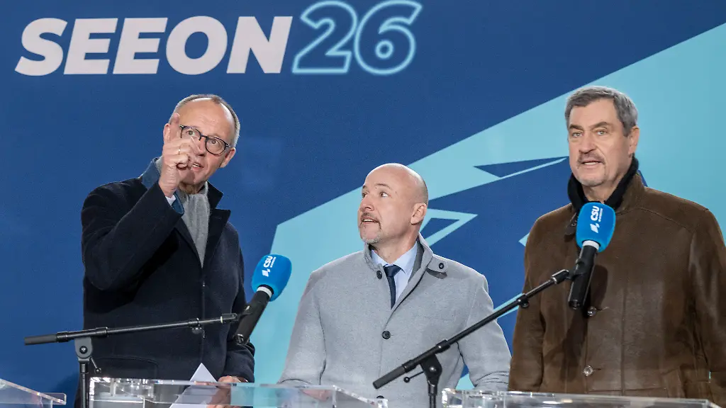 Bundeskanzler-Friedrich-Merz-l-r-CDU-CSU-Landesgruppenchef-Alexander-Hoffmann-und-Markus-Soeder-CSU-Vorsitzender-nehmen-an-der-Pressekonferenz-zum-Abschluss-der-dreitaegigen-Klausurtagung-der-CSU-Bundestagsfraktion-im-Kloster-Seeon-teil