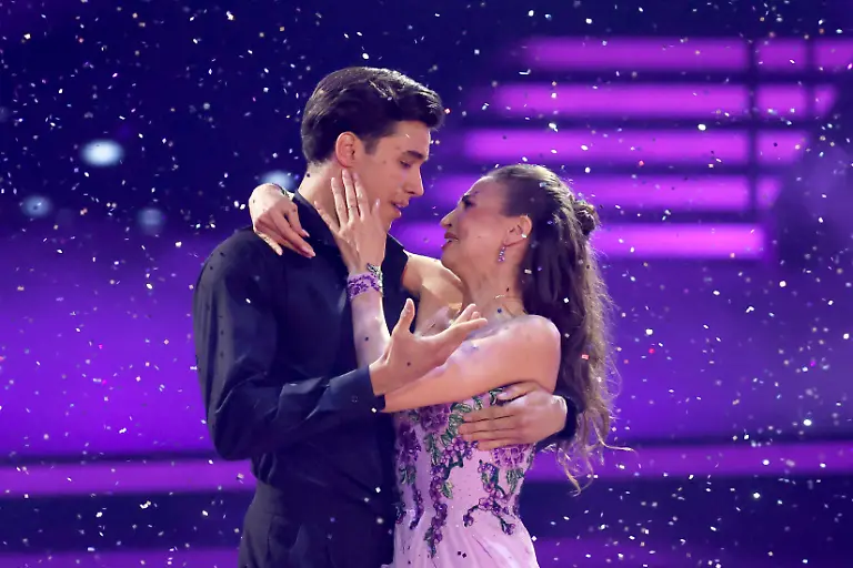 Golfprofi-Diego-Pooth-und-Taenzerin-Ekaterina-Leonova-gewinnen-das-Finale-der-18-Staffel-der-RTL-Tanzshow-Lets-Dance-im-Coloneum-Koeln-23-05
