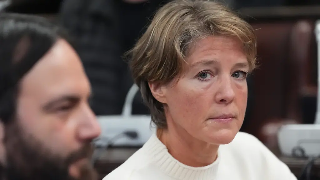 Christina-Block-r-deutsche-Gastronomin-und-Unternehmerin-und-Anwalt-Ingo-Bott-Verteidiger-von-Block-sitzen-im-Gerichtssaal-zu-Beginn-des-Verhandlungstags-im-Prozess-wegen-mutmasslicher-Kindesentfuehrung-im-Landgericht-Hamburg-In-einer-Nacht-und-Nebel-Aktion-wurden-in-der-Silvesternacht-2023-24-zwei-Kinder-der-Gastronomie-Unternehmerin-Block-von-Daenemark-nach-Deutschland-gebracht-Wegen-der-mutmasslichen-Entfuehrung-findet-am-Landgericht-Hamburg-der-Prozess-statt-unter-anderem-gegen-Block