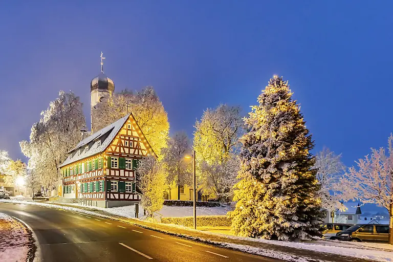 St-Stephanus-Kirche-Westerheim-im-Winter-mit-Weihnachtsbaum-Raureif