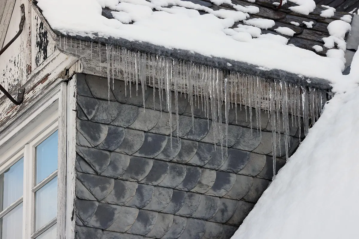 Winterlicher-Historischer-Stadtkern-Es-liegt-Schnee-in-der-Altstadt-von-Freudenberg-in-Nordrhein-Westfalen-Blick-in-die-eingeschneite-Historische-Altstadt-von-Freudenberg-mit-ihren-Fachwerkhaeusern-Fachwerkhaeusern-Eiszapfen-haengen-haengen-an-einem-Haus-herunter-Winter-im-Siegerland-am-07-01-2026-in-Freudenberg-Deutschland