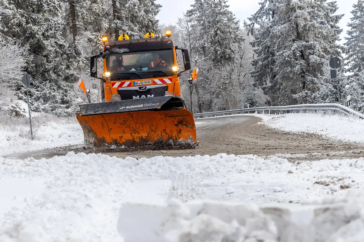 Nach-Schneefaellen-in-der-vergangenen-Nacht-zeigt-sich-die-Landschaft-am-Gipfel-des-Grossen-Feldbergs-im-Taunus-winterlich