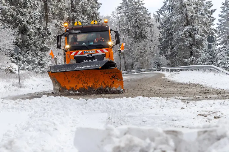 Nach-Schneefaellen-in-der-vergangenen-Nacht-zeigt-sich-die-Landschaft-am-Gipfel-des-Grossen-Feldbergs-im-Taunus-winterlich