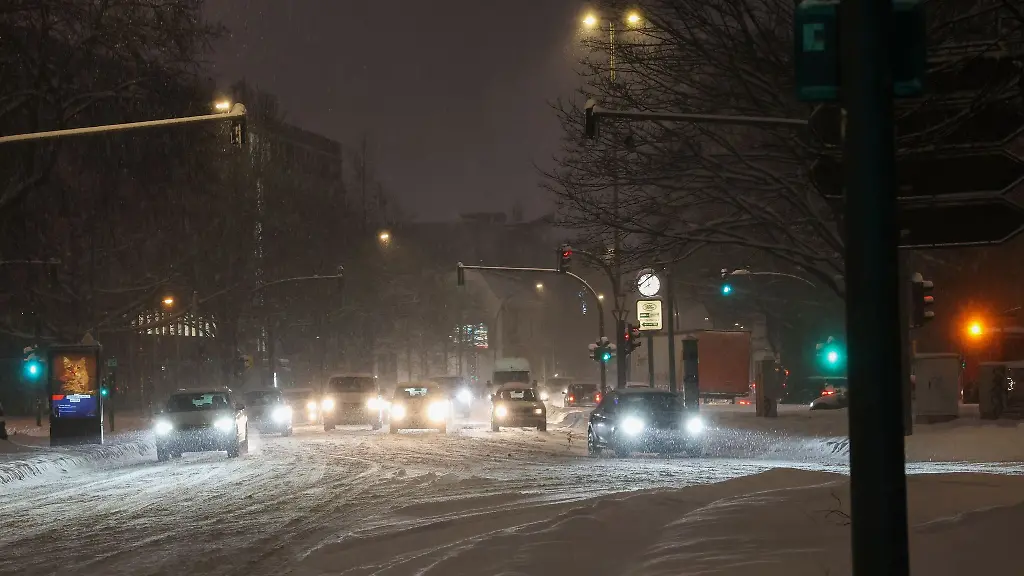 Hamburger-Strassen-waren-und-sind-mancherorts-mit-Schnee-bedeckt