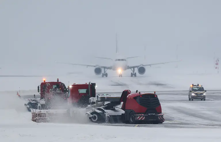 Raeumfahrzeuge-sind-auf-den-Runways-sowie-der-Start-und-Landebahn-am-Flughafen-Hamburg-unterwegs-Im-Hintergrund-eine-Maschine-der-Lufthansa