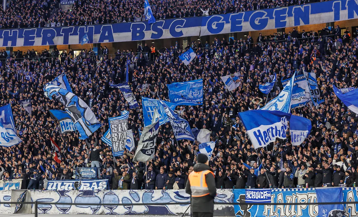 Fussball-Maenner-2-Bundesliga-17-Spieltag-Hertha-BSC-Arminia-Bielefeld-Olympiastadion-Fans-von-Hertha-BSC-feuern-ihr-Team-in-der-Ostkurve-mit-Fahnen-an