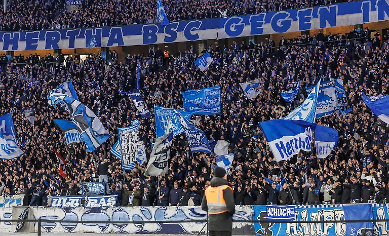Fussball-Maenner-2-Bundesliga-17-Spieltag-Hertha-BSC-Arminia-Bielefeld-Olympiastadion-Fans-von-Hertha-BSC-feuern-ihr-Team-in-der-Ostkurve-mit-Fahnen-an