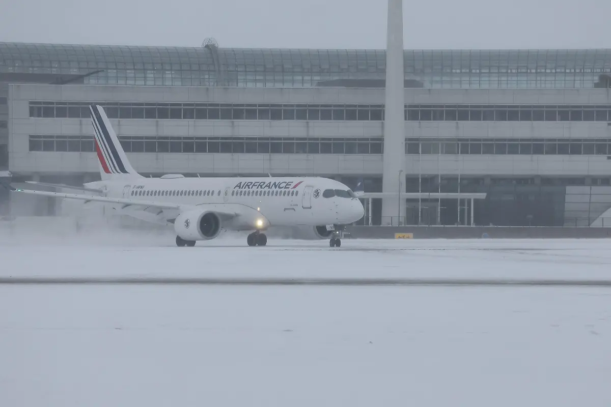 PHOTOPQR-LE-PARISIEN-Le-Parisien-Arnaud-Journois-PARIS-07-01-2026-Paris-le-7-janvier-2026-Aeroport-Charles-de-Gaulle-CDG-piste-enneigee-neige-avion-Photo-Le-Parisien-Arnaud-Journois-Paris-January-7-2026-Snow-covered-runway-at-Charles-de-Gaulle-Airport-CDG