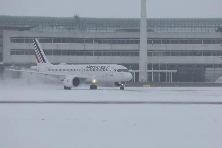 PHOTOPQR-LE-PARISIEN-Le-Parisien-Arnaud-Journois-PARIS-07-01-2026-Paris-le-7-janvier-2026-Aeroport-Charles-de-Gaulle-CDG-piste-enneigee-neige-avion-Photo-Le-Parisien-Arnaud-Journois-Paris-January-7-2026-Snow-covered-runway-at-Charles-de-Gaulle-Airport-CDG