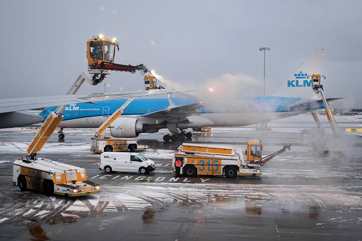 2026-01-05-16-46-53-SCHIPHOL-Flugzeuge-werden-fuer-den-Abflug-vom-Flughafen-Schiphol-vorbereitet-Landungen-sind-nach-der-fast-vollstaendigen-Schliessung-des-Flughafens-aufgrund-von-Schneefaellen-wieder-moeglich-wenn-auch-nur-in-sehr-eingeschraenktem-Umfang