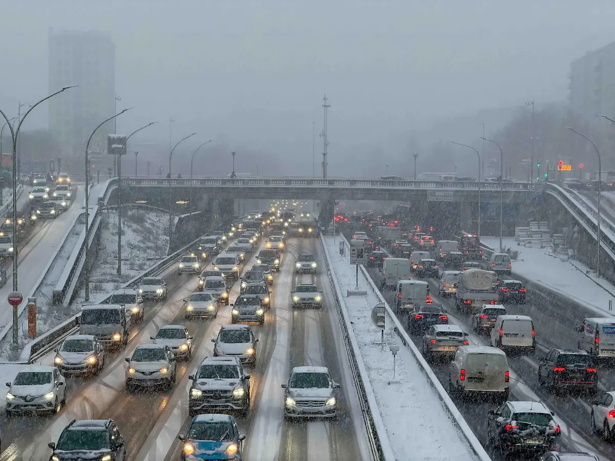 France-Paris-2026-01-05-A-street-in-Paris-with-snow-Photograph-by-Valentin-FAIVRE-Hans-Lucas-France-Paris-2026-105-Une-rue-sous-la-neige-a-Paris-Photographie-par-Valentin-FAIVRE-Hans-Lucas