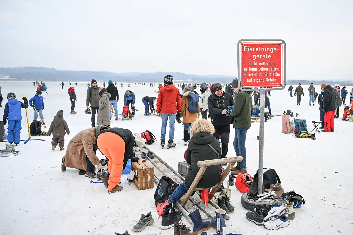 Hunderte-Menschen-tummeln-sich-auf-dem-grossteils-zugefrorenem-Gnadensee-zwischen-der-Insel-Reichenau-und-Allensbach-gegenueber-Am-Mittag-bildete-sich-ein-langer-Zug-aus-Menschen-der-am-Rand-des-Bodensees-Gnadensee-ist-ein-Teil-davon-von-einer-Seite-zur-anderen-zog