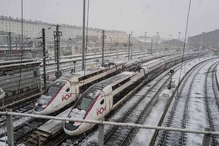 Illustration-SNCF-train-TGV-and-rails-with-snow-in-Paris-near-the-Sacre-Coeur-Montmartre-on-November-21-2024-as-storm-Caetano-strikes-France-54-dA-partements-are-under-orange-alert-for-snow-ice-and-wind-Photo-by-Eliot-Blondet-ABACAPRESS