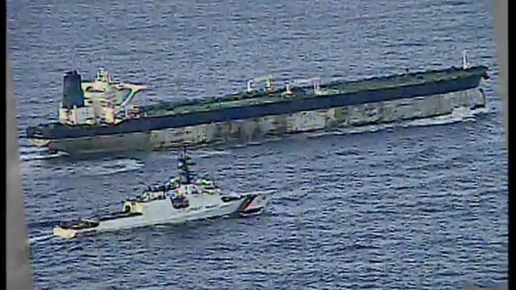 Dieses-Bild-aus-einem-vom-US-Verteidigungsministerium-zur-Verfuegung-gestellten-Video-zeigt-das-Schiff-der-US-Kuestenwache-Munro-der-die-MS-Bella-1-im-Nordatlantik-waehrend-einer-Seeoperation-beschattet