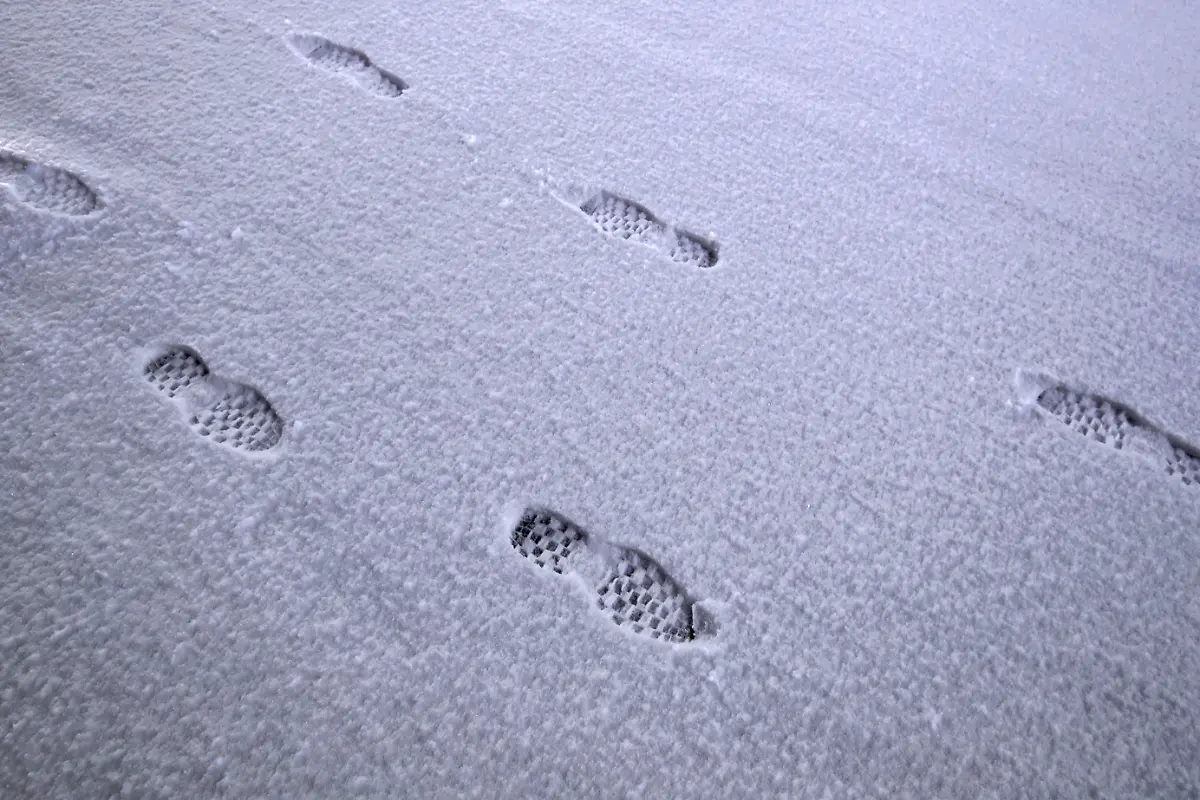 19-01-2023-Wuppertal-Wintereinbruch-in-Wuppertal-und-Umgebung-Heftige-Schneefaelle-und-Glatteis-in-der-Nacht-zum-Donnerstag-haben-fuer-starkes-Chaos-auf-den-Strassen-in-NRW-gesorgt-Fussspuren-auf-einem-rutschigen-schneebedeckten-Fussgaengerweg-Gehweg-Fussweg-Es-besteht-Raeumpflicht-Der-Winterdienst-ist-im-Dauereinsatz-um-die-Strassen-und-Wege-vom-Schnee-frei-zu-bekommen-Fussspuren-im-Schnee-Die-Raeumung-und-Streuung-bei-Schnee-und-Eisglaette-durch-den-Winterdienst-erfolgt-zum-Teil-zu-Spaet-mehrere-Busse-Bahnen-und-LKW-blieben-stecken-und-konnten-nicht-weiterfahren