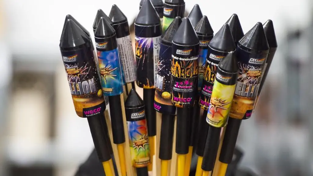 Ein-Mitarbeiter-von-Weco-Hersteller-von-Feuerwerk-haelt-in-einem-Lagerraum-Silvesterraketen