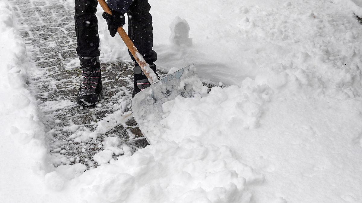 medizinerin-r-t-zur-vorsicht-schneeschaufeln-kann-im-schlimmsten-fall-zum-herzinfarkt-f-hren