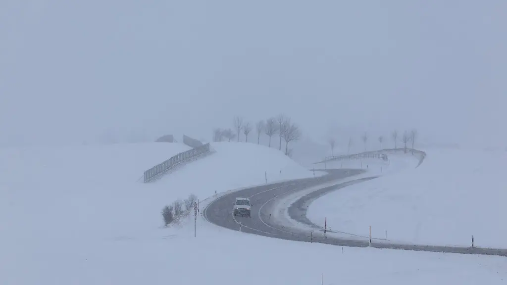 Der-Deutsche-Wetterdienst-rechnet-am-Freitag-mit-Glaette-und-Schnee-in-weiten-Teilen-Bayerns