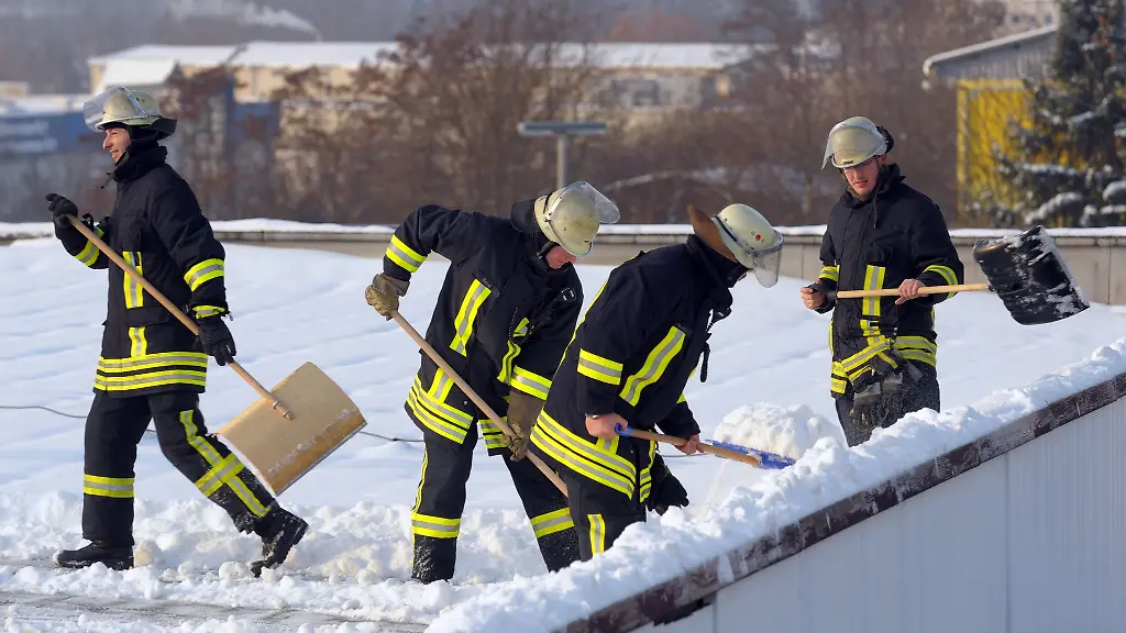 Ein-Foto-aus-dem-Jahr-2010-aus-Gera-in-Thueringen-Feuerwehrleute-beseitigen-Schnee-vom-Dach-einer-Turnhalle-So-eine-Unterstuetzung-haetten-die-Menschen-in-Goch-NRW-nun-wohl-auch-gern