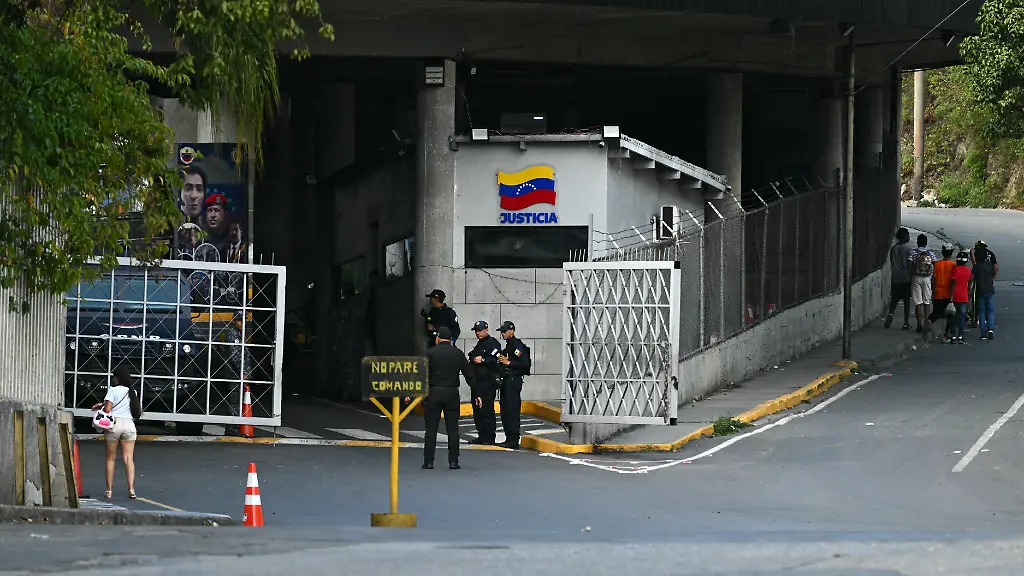 Security-forces-stand-guard-at-the-entrance-of-the-El-Helicoide-a-facility-and-prison-owned-by-the-Venezuelan-government-and-used-for-both-regular-and-political-prisoners-of-the-Bolivarian-National-Intelligence-Service-SEBIN-in-Caracas-on-January-8-2026-Venezuelan-authorities-are-releasing-a-large-number-of-prisoners-some-of-them-foreigners-five-days-after-US-forces-ousted-authoritarian-leader-Nicolas-Maduro-parliament-speaker-Jorge-Rodriguez-said-o-January-8