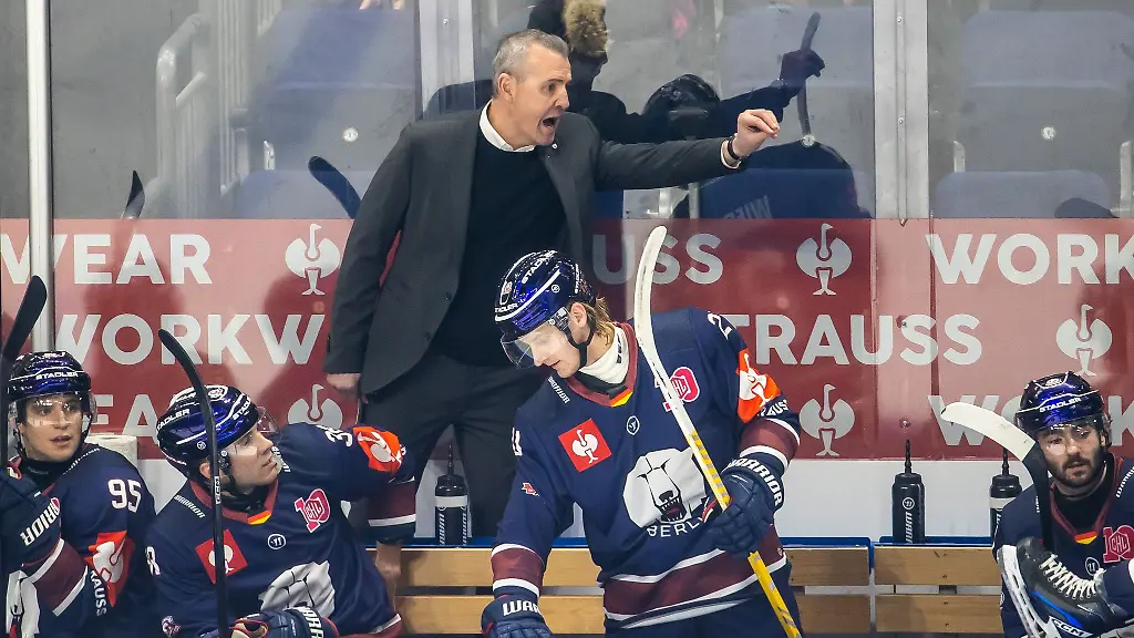 Cheftrainer-Serge-Aubin-muss-mit-den-Eisbaeren-Berlin-eine-Niederlage-in-Iserlohn-hinnehmen