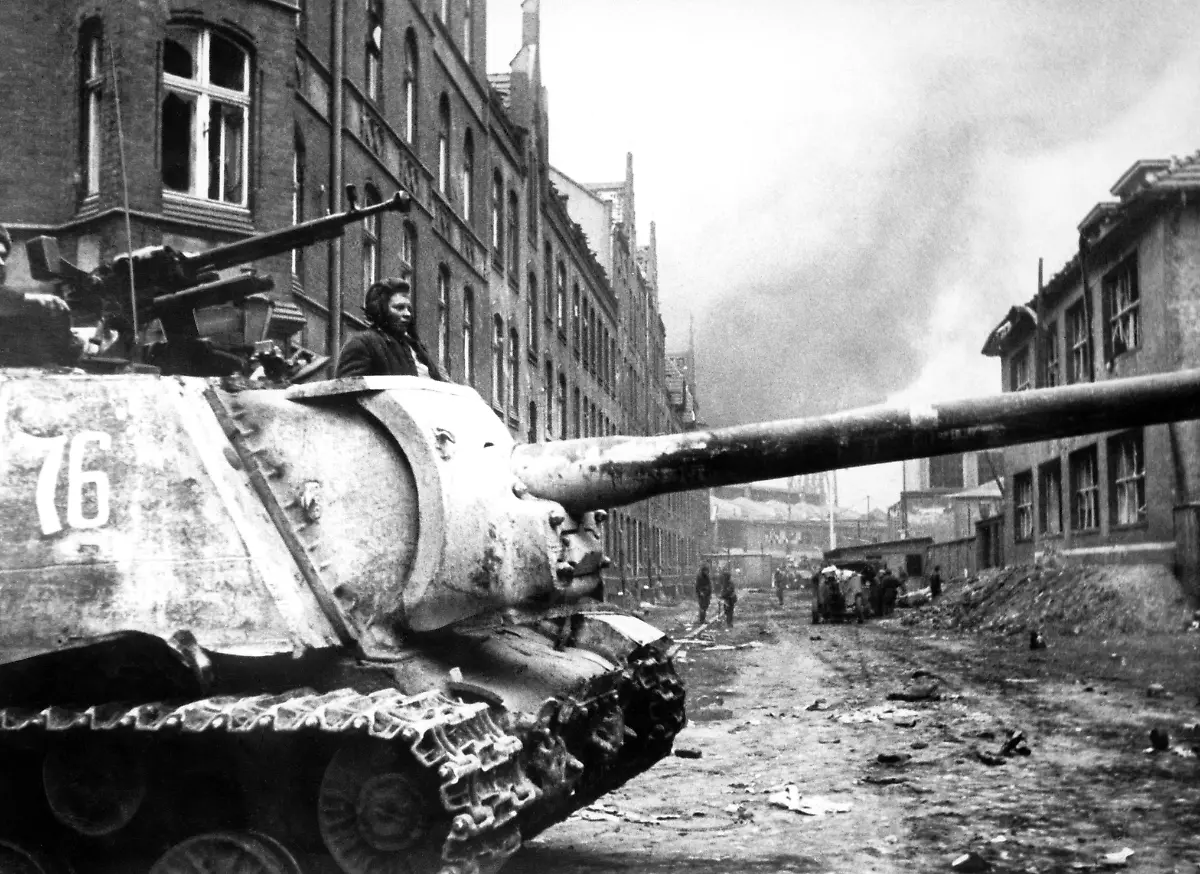 9-1945-3-0-A3-4-114256-2-WK-Kaempfe-um-Danzig-1945-Sowjetpanzer-2-Weltkrieg-Ostfront-Kaempfe-um-Danzig-Maerz-1945-Durchbruch-der-Roten-Armee-am-23-Maerz-1945-bei-Zoppot-Danzig-und-Gdingen-zur-Ostsee-Deutsche-Truppen-raeumen-Dan-zig-am-30-Maerz-1945-Strassenkaempfe-Sowjetischer-Panzer-im-Danziger-Vorort-Oliva-Foto-Loskutow-Maerz-1945-E-WWII-Battle-at-Gdansk-1945-Soviet-tank-World-War-II-Eastern-Front-Fighting-at-Gdansk-March-1945-Breakthrough-of-the-Red-Army-on-March-23-1945-near-Zoppot-Gdansk-and-Gdingen-German-troops-leave-Gdansk-on-March-30-1945-Street-battles-Soviet-tank-in-the-Gdansk-suburb-of-Oliva-Photo-Loskutow-March-1945