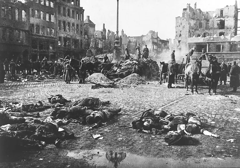 Dresden-Leichenverbrennung-1945-2-Weltkrieg-Alliierte-Luftoffensive-gegen-das-Reichsgebiet-Bombardierung-der-Stadt-Dresden-14-15-Februar-1945-Leichenverbrennung-auf-dem-Alt-markt-Foto-25-Februar-1945