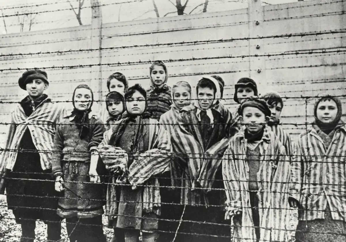 Nationalsozialismus-Konzentrationslager-Konzentrationslager-Auschwitz-bei-Oswiecim-Polen-nach-der-Befreiung-durch-sowjetische-Truppen-am-26-1-1945-Gruppe-ueberlebender-Kinder-Foto-um-Januar-1945