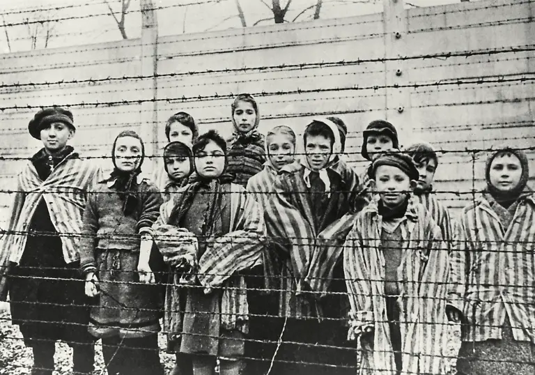 Nationalsozialismus-Konzentrationslager-Konzentrationslager-Auschwitz-bei-Oswiecim-Polen-nach-der-Befreiung-durch-sowjetische-Truppen-am-26-1-1945-Gruppe-ueberlebender-Kinder-Foto-um-Januar-1945