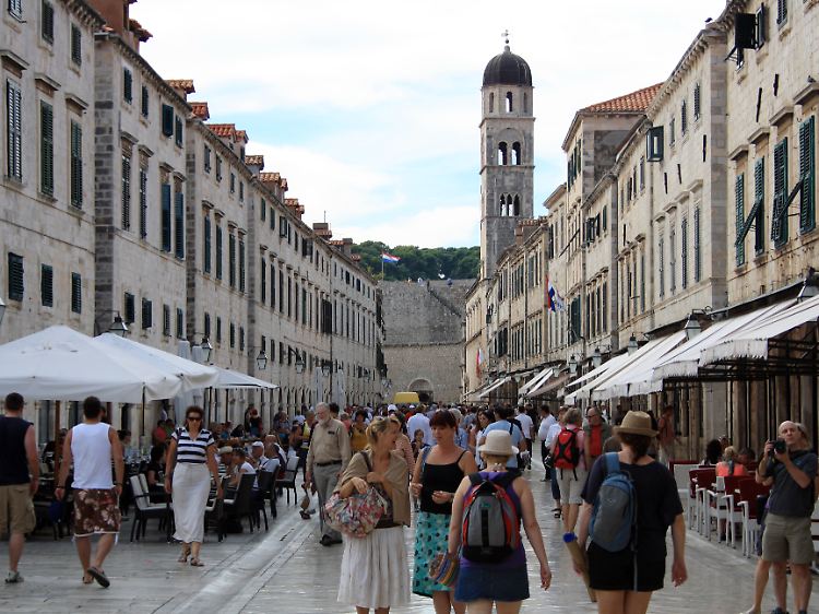 Ruhig ist es nur abends: Tagsüber strömen tausende Touristen von den Kreuzfahrtschiffen in die Altstadt.